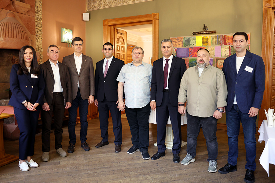 Silicon Mountains Visionaries Engage with Media Representatives