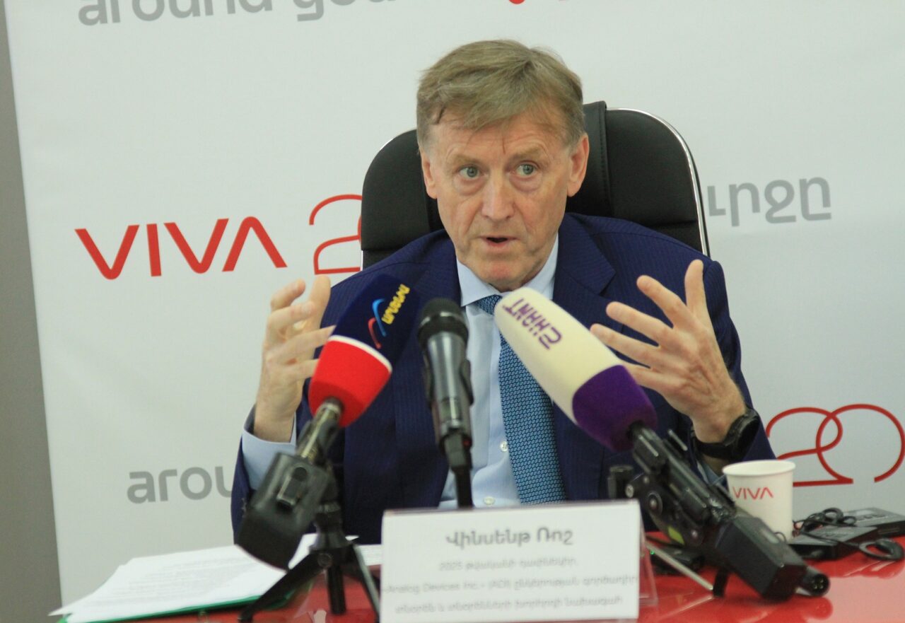 ADI CEO and Chairman of the Board of Directors Vincent Roche visited Viva’s headquarters and took part in a joint press conference